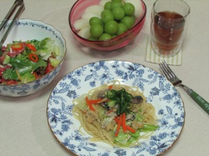 鯖缶パスタとサラダ