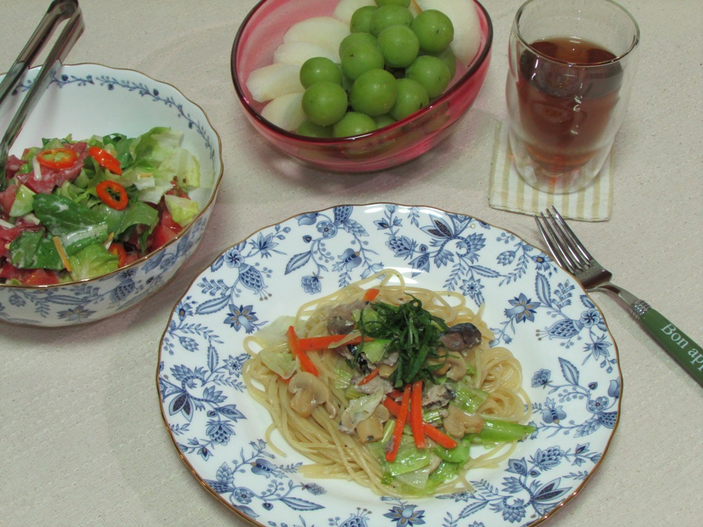 鯖缶パスタとサラダ